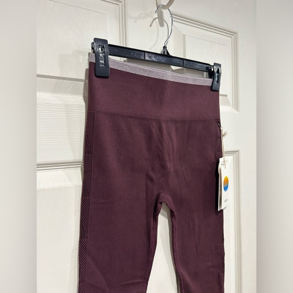 Vuori Women's Medium Helix Seamless Legging Maroon NWT 7/8 Length High Rise - Picture 4 of 8